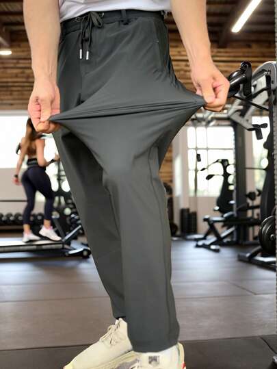 زوج من البناطيل الرجالية الرمادية ذات الخصر المطاطي، مناسبة للرياضة في الهواء الطلق، رحلات العطلات، الجولف، ارتداء اليومي للعمل