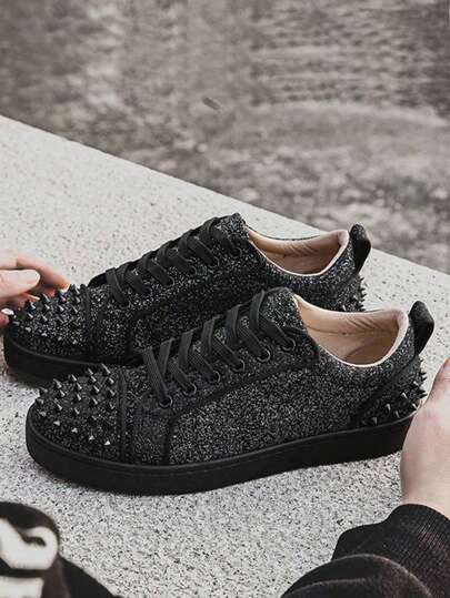 أحذية رياضية رجالية ذات أمامية معدنية للأصابع، موديل 2025 حريري مريح، مزين بأزرار معدنية واقفال ذات طراز ليلي نادي جذاب، بنمط بريطاني بكعب سميك مسطح للتنزه، أحذية رياضية عصرية باللون الأبيض، سميك الأساس، لون مشط الحذاء الخلفي بالنيمة عشوائي