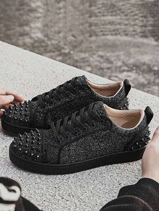 أحذية رياضية رجالية ذات أمامية معدنية للأصابع، موديل 2025 حريري مريح، مزين بأزرار معدنية واقفال ذات طراز ليلي نادي جذاب، بنمط بريطاني بكعب سميك مسطح للتنزه، أحذية رياضية عصرية باللون الأبيض، سميك الأساس، لون مشط الحذاء الخلفي بالنيمة عشوائي