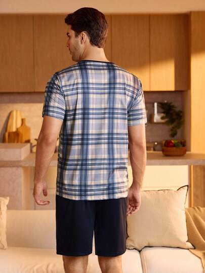 Manfinity Underwear&Sleepwear Basics طقم ملابس منزلية للرجال من ملابس علوية كاروهات بأكمام قصيرة وشورت بلون سادة