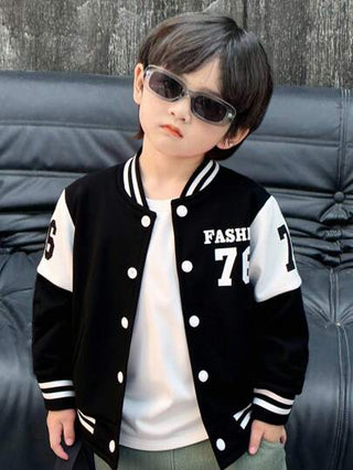 SHEIN جاكيت بيسبول أحادي الصدر ذو طباعة حرف وشريطية، طويل الأكمام، للأولاد الصغار