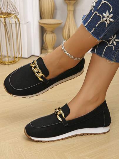 حذاء مسطح رياضي بتصميم بسيط وألوان عصرية بكعب منخفض، مصنوع من المخمل الأسود وسلسلة معدنية، مقاسات كبيرة من 36-43، مريح وقابل للتنفس مناسب للارتداء اليومي للسيدات