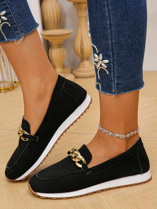 حذاء مسطح رياضي بتصميم بسيط وألوان عصرية بكعب منخفض، مصنوع من المخمل الأسود وسلسلة معدنية، مقاسات كبيرة من 36-43، مريح وقابل للتنفس مناسب للارتداء اليومي للسيدات