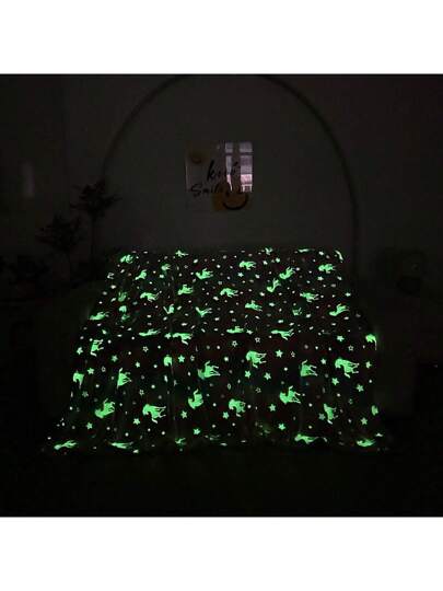 بطانية من الفلانيل قطعة واحدة، غير قماشية وملساء مطبوع عليها يونيكورن كرتوني يضيء في الظلام، بطانية مناسبة للجميع الفصول للنعاس في المكتب والمنزل، ويمكن غسلها