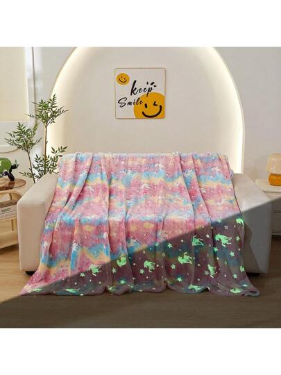بطانية من الفلانيل قطعة واحدة، غير قماشية وملساء مطبوع عليها يونيكورن كرتوني يضيء في الظلام، بطانية مناسبة للجميع الفصول للنعاس في المكتب والمنزل، ويمكن غسلها