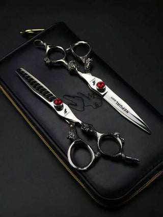 مقص قص شعر على شكل سيف ذو مقبض على شكل تنين 6 بوصة، من نوع نابوزين | مقص حلاقة من الصالون | صلب ألماني 1.4116 | حرفية 30 سنة | أداة تجميل معتمدة من FDA | مقبض قابل للانزلاق | أفضل بائع عبر الحدود ، توصيل سريع | مقصات قص شعر CNC المسطحة المحترفة لقص...