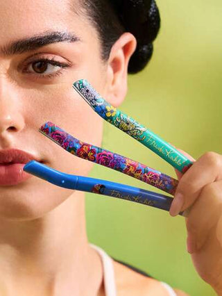 Frida Kahlo X SHEIN 3 حبات مجموعة ماكينة تشذيب الحواجب المطبوعة بطبعات زهرية، مع شفرات آمنة لا تخدش البشرة، يمكن استخدامها على الحواجب والوجه والجسم والمناطق الأخرى، مناسبة للنساء والرجال والفنانين، بأنماط أنيقة زهرية وفنية