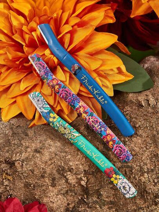 Frida Kahlo X SHEIN 3 حبات مجموعة ماكينة تشذيب الحواجب المطبوعة بطبعات زهرية، مع شفرات آمنة لا تخدش البشرة، يمكن استخدامها على الحواجب والوجه والجسم والمناطق الأخرى، مناسبة للنساء والرجال والفنانين، بأنماط أنيقة زهرية وفنية