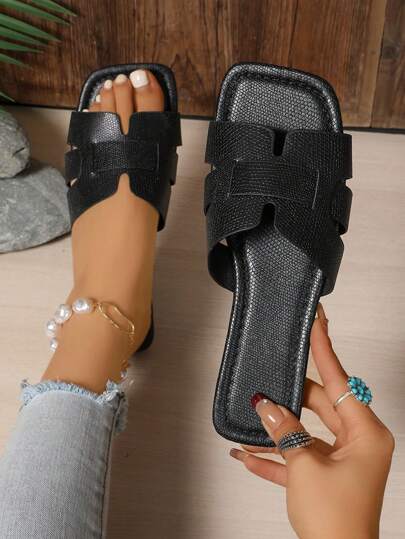 صندل شقة للنساء - صندل مربع مزين بالألوان وكعب مزخرف بالجلد الاصطناعي وكذلك القاعدة. صندل صيفي عادي باللون الأبيض والوردي والأصفر والأزرق والأخضر وغيرها ، صندل للارتداء اليومي