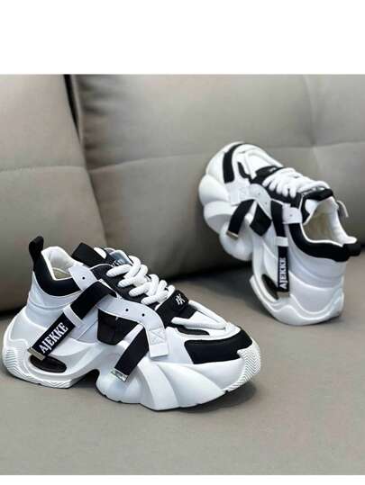 أحذية رياضية شبابية بنعل سميك وطباعة موضة ، أحذية رياضية مريحة للاستخدام اليومي ، أحذية رسمية بطراز بانك عصري سهلة الارتداء ، أحذية كاجوال متنفسة ومزينة بشبك ذات تصميم عملي