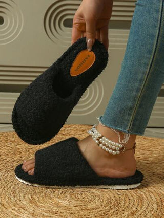 زوج واحد من الأحذية النسائية المنزلية العادية المريحة والمتعددة الاستخدامات، مناسبة لجميع الفصول