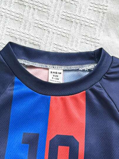 SHEIN مجموعة ملابس علوية كرة قدم رياضية كاجوال للأطفال الرضع والصغار، تصميم نادي برشلونة، للأعمار 0-3 سنوات
