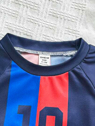 SHEIN مجموعة ملابس علوية كرة قدم رياضية كاجوال للأطفال الرضع والصغار، تصميم نادي برشلونة، للأعمار 0-3 سنوات