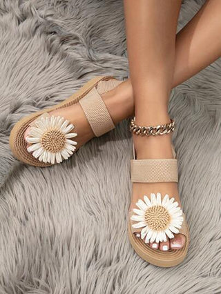 صندل روماني مسطح منقط بتصميم أنيق وجميل للنساء، باللون البيج، كعب وتدرج صغير ، صندل داخلي/خارجي مناسب لعطلة هاواي والشاطئ والحفلات ، قاع ناعم لأحذية الشاطئ