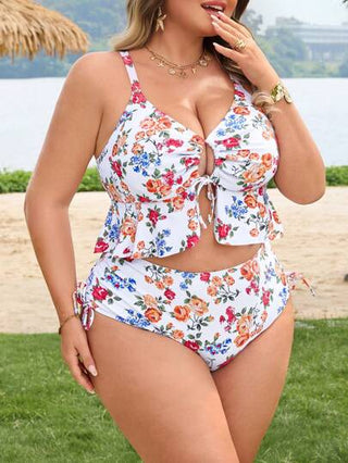 SHEIN CURVE+ ملابس سباحة مكونة من ملابس علوية بنمط أزهار صغيرة وحواف كشكشات مع سحاب للأحجام الكبيرة للنساء، وشورت جانبي بسحاب، مناسبة للصيف