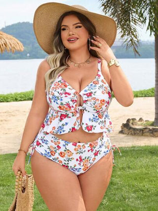 SHEIN CURVE+ ملابس سباحة مكونة من ملابس علوية بنمط أزهار صغيرة وحواف كشكشات مع سحاب للأحجام الكبيرة للنساء، وشورت جانبي بسحاب، مناسبة للصيف
