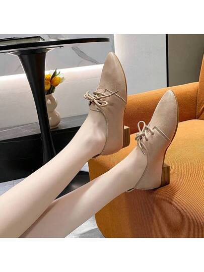 أحذية سوط كلاسيكية للنساء - برأس مدبب ، نعل ناعم ، كعب منخفض مريح ، أحذية غطاء زائف بيج للملابس الكاجوال