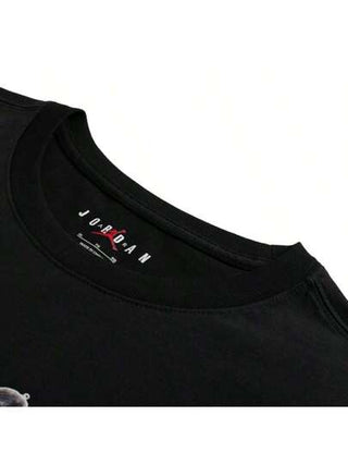 Jordan قميص تي شيرت قطن ناعم بياقة طاقم من نوع AJ1 SS FLT ESS للرجال للأنشطة اليومية والتنقلات، كاجوال وراحة IB3356-010