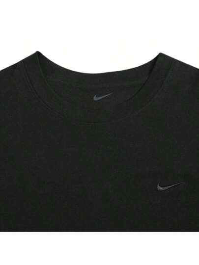 Nike تي شيرت كم قصير للرجال من نايك ديري فيت بتصميم بياني، من قماش ناعم ماص للرطوبة مناسب للاستخدام اليومي والجري والتمارين DV9832-010