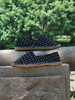 أحذية كانفاس وحبال للرجال/النساء، أحذية كاجوال سهلة الارتداء، أحذية قش منسوجة مُنفذة للهواء، أحذية صيادين، خفيفة ومنفذة للهواء، للأزواج، باللون الأسود والأبيض والبني (أصابع ضيقة، قاعدة صلبة، صناعة يدوية خشنة)