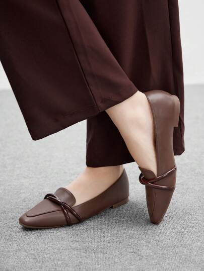 CUCCOO BIZCHIC أحذية لوفر مريحة ذات قاعدة ناعمة، بتصميم مربع للأصبع والحزام المتقاطع باللون البني الداكن، مناسبة للنساء في المكتب والتنقلات اليومية