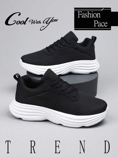 أحذية رياضية كاجوال منخفضة الرقبة سهلة الارتداء للرجال، باللونين الأسود والأبيض بتصميم علاقات وقطع ، مريحة وعصرية للتنقل اليومي، زيادة في الارتفاع وامتصاص الصدمات للركض