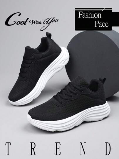 أحذية رياضية كاجوال منخفضة الرقبة سهلة الارتداء للرجال، باللونين الأسود والأبيض بتصميم علاقات وقطع ، مريحة وعصرية للتنقل اليومي، زيادة في الارتفاع وامتصاص الصدمات للركض