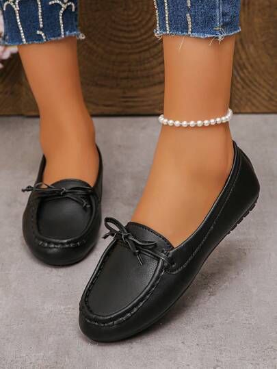أحذية قيادة كاجوال ذات تصميم كلاسيكي، طرف مستدير ونعل مسطح وسهلة الارتداء مع فيونكة للنساء، مريحة ومانعة للانزلاق، طراز أنيق مناسب لفصلي الربيع والصيف للارتداء اليومي والتنقل، باللون الأسود