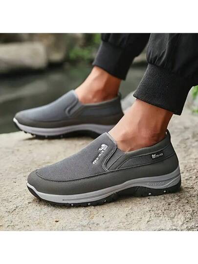 أحذية رياضية كاجوال رجالية بلون أحادي للارتداء السهل، موديل جديد من الحذاء المريح والخفيف الوزن، مناسب للارتداء اليومي