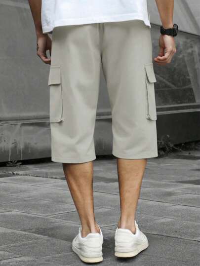 Manfinity LEGND بناطيل كاجوال رمادي داكن للرجال بطول 3/4، تصميم بطبعة علامة جيوب، عصري ومتعدد الاستخدامات