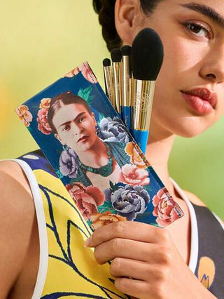 Frida Kahlo X SHEIN 5 قطع طقم فرش مكياج منقوش بصور وأشكال جرافيكية ، تشمل فرشاة بودرة فضفاضة + فرشاة تدخين للعين + فرشاة ظل عيون كبيرة + فرشاة ظل عيون تفصيلية + حقيبة تخزين الفرش. الشعيرات ناعمة ، وقوية على امتصاص وإطلاق البودرة ، مناسبة للمبتدئين...