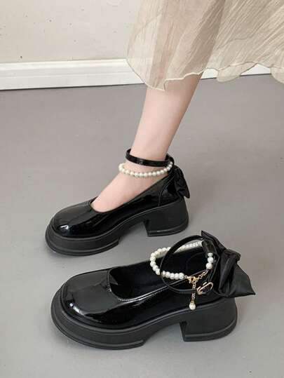 زوج من أحذية النساء ذات الكعب العالي الأنيقة مزينة بالسلاسل واللآلئ والفراشات، ساحرة وأنيقة، مناسبة لجميع المناسبات والفصول