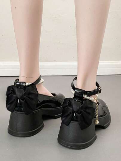 زوج من أحذية النساء ذات الكعب العالي الأنيقة مزينة بالسلاسل واللآلئ والفراشات، ساحرة وأنيقة، مناسبة لجميع المناسبات والفصول