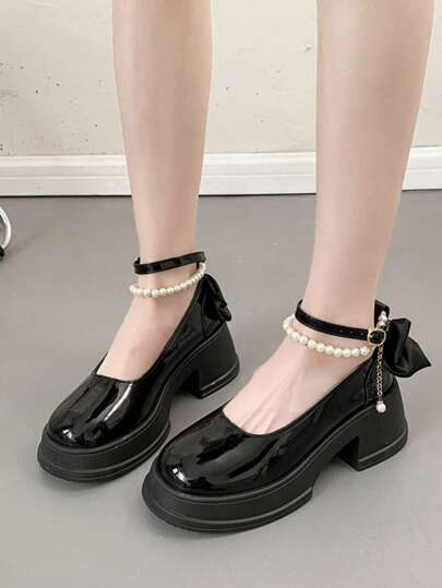 زوج من أحذية النساء ذات الكعب العالي الأنيقة مزينة بالسلاسل واللآلئ والفراشات، ساحرة وأنيقة، مناسبة لجميع المناسبات والفصول