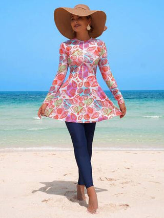 Swim Shayni مجموعة من 2 قطعة، ملابس علوية بأكمام طويلة ذات طبعات عشوائية من الصدف الملونة على قاعدة بيضاء وفستان A-line مع سروال ضيق على الطريقة الشرق أوسطية، بيكيني