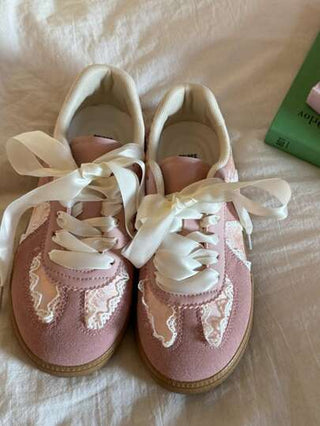 أحذية رياضية مريحة متعددة الاستخدامات للنساء بتصميم شبكي منفذ للهواء وبأربطة للإغلاق ، بتصميم كاجوال شبيه بالرقص الكلاسيكي