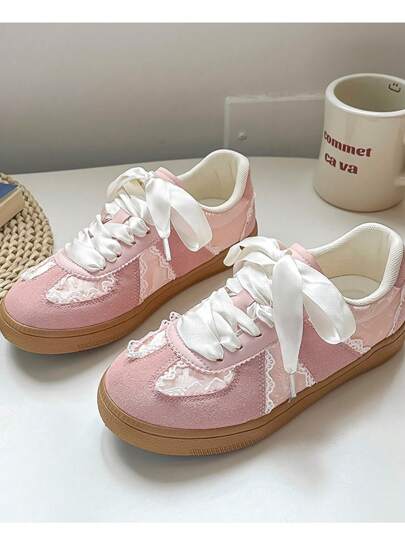 أحذية رياضية مريحة متعددة الاستخدامات للنساء بتصميم شبكي منفذ للهواء وبأربطة للإغلاق ، بتصميم كاجوال شبيه بالرقص الكلاسيكي