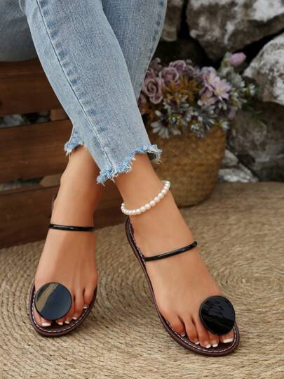 صنادل بحزام من المعدن عملية موضة للنساء، بمقدمة مستديرة بسيطة عصرية، ذات ارتداء سهل، مريحة وخفيفة، مقاسات كبيرة للأوروبية والأمريكية