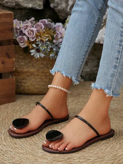 صنادل بحزام من المعدن عملية موضة للنساء، بمقدمة مستديرة بسيطة عصرية، ذات ارتداء سهل، مريحة وخفيفة، مقاسات كبيرة للأوروبية والأمريكية