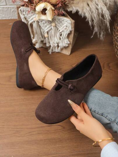 أحذية سليب أون مزودة بإبزيم للأمهات 2025 الجديدة للربيع/الخريف، أحذية مسطحة مريحة، سهلة الارتداء، ذات كعب مريح وغير منزلق