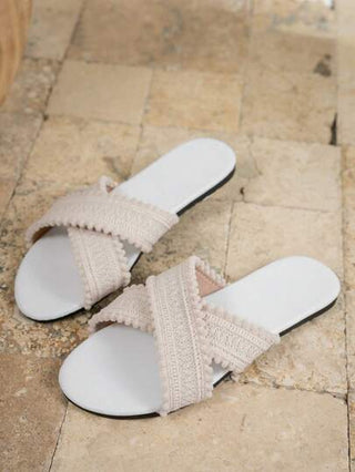 صندل نسائي كلاسيكي مسطح برؤوس مستديرة ذو لون أحادي مانع للانزلاق مزخرف بتصميم متقاطع