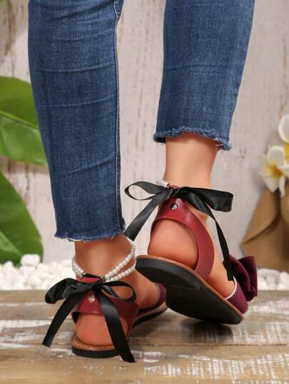 نعال نسائية مريحة مقاس كبير بتصميم بسيط برأس دائري وإبزيم انزلاقي مزين باللؤلؤ والفيونكة، قاع مسطح، كاجوال، عصري، خارجي، أحذية بطراز شاطئ للصيف