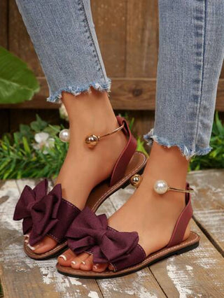 حذاء شبشب نسائي مريح بمقاسات كبيرة، بطراز بسيط وأنيق برؤوس مدورة مزين بفيونكة وخرزات معدنية، شبشب كاجوال للصيف للشاطئ وللاستخدام اليومي