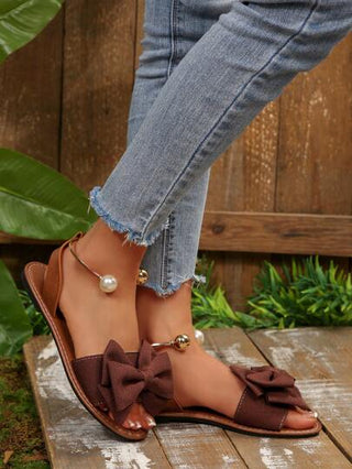 نعل إسفنجي مريح بتصميم بياسات مزين بعقدة الفيونكة والخرز المعدني، مناسب للشاطئ والرحلات والصيف، مقاسات كبيرة مريحة للسيدات