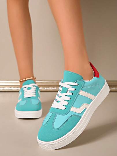 أحذية رياضية خفيفة الوزن وعصرية للنساء - أحذية كاجوال مريحة مانعة للانزلاق ذات رباط، بنعل داخلي مبطن، بتصميم هندسي أبيض وأزرق مخطط، نعل خارجي منخفض من مادة EVA، مناسبة للارتداء اليومي، مصنوعة من مواد اصطناعية وقماش