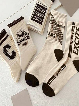8 أزواج (مختلطة عشوائية) جوارب متوسطة الساق للجنسين من السلسلة القهوة، عصرية بخطوط وأحرف كاجوال، مريحة وشاملة للاستخدام اليومي، بسيطة وأنيقة