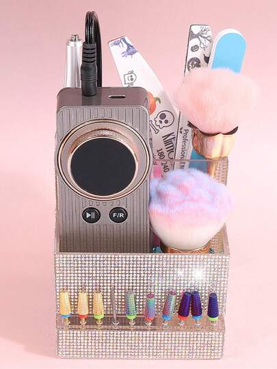 صندوق تخزين أدوات الأظافر ذو حجم كبير وشفاف مع زخرفة من الترتر ، بطراز لامع وأنيق ، بنمط مربع ثلاثي الأبعاد متعدد الشبكات، مع عدة فتحات لتخزين الأدوات والفصل بينها ، مناسب لطاولة فن الأظافر والمكتب المنزلي