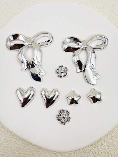 8 قطع مجموعة، شكل فيونكة كبيرة باللون الفضي وشكل قلب كاكسسوارات DIY، مناسبة لتزيين الصنادل والأحذية الحدائق ذات نمط النجمة والفيونكة، زخارف بلاستيكية متينة، تميمة للأحذية يمكن إزالتها، هدية لحفلات العطلات