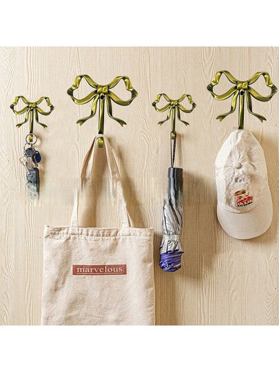 قطعة واحدة، خطاف معدني ذهبي بشكل فراشة، مناسب لتعليق الملابس والحقائب والمناشف والأكواب والأدوات المطبخية وغيرها، يمكن استخدامه أيضًا كديكور، سهل التركيب، يناسب الحمام وغرفة المعيشة والمطبخ وغيرها من الأماكن