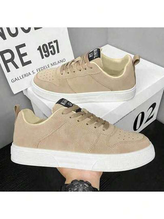 أحذية رياضية سكيت بورد للرجال ذات لون أحادي عصري ، مريحة مانعة للانزلاق عصرية مع رباط وأسفل سميك مناسبة للأنشطة الخارجية. المقاس 39-48